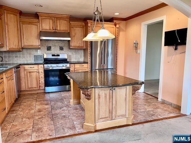 661 Clinton Pl, Ridgefield, NJ 07657