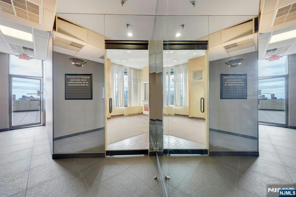1530 Palisades Avenue Lobby Level - Photo 4