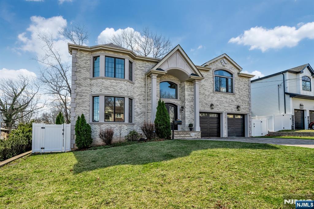 160 Lawrence Drive - Photo 3