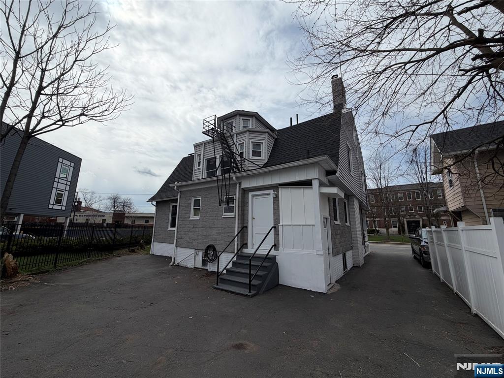 126 Essex Street - Photo 5