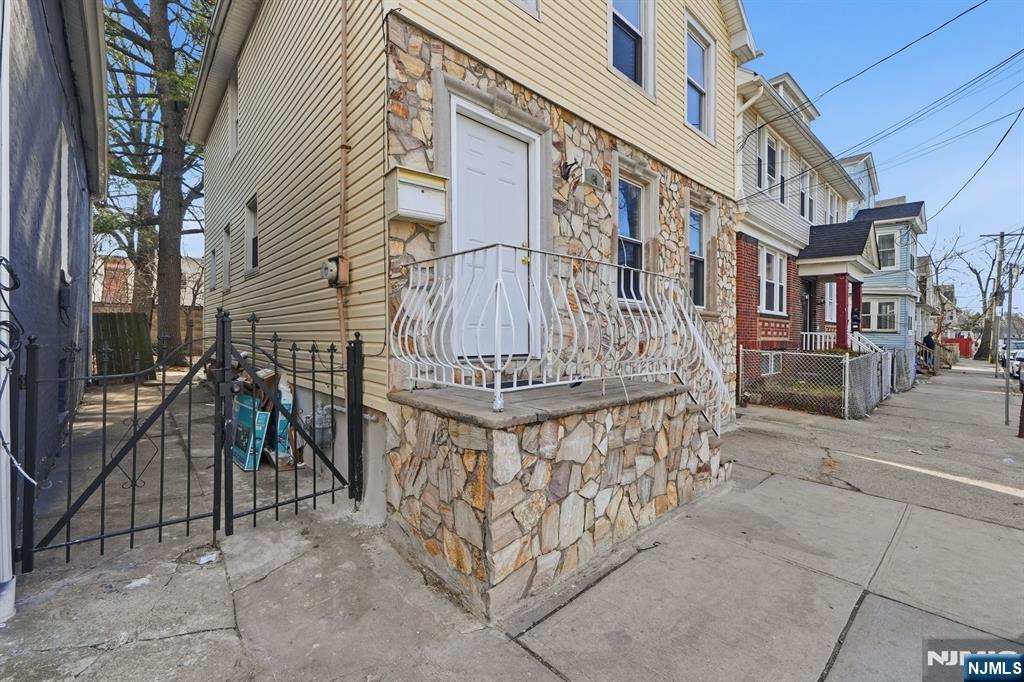 64 Willoughby Street