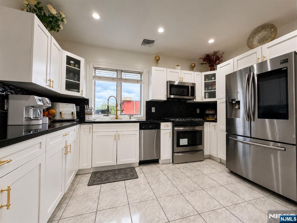 569 Monroe Place - Photo 2