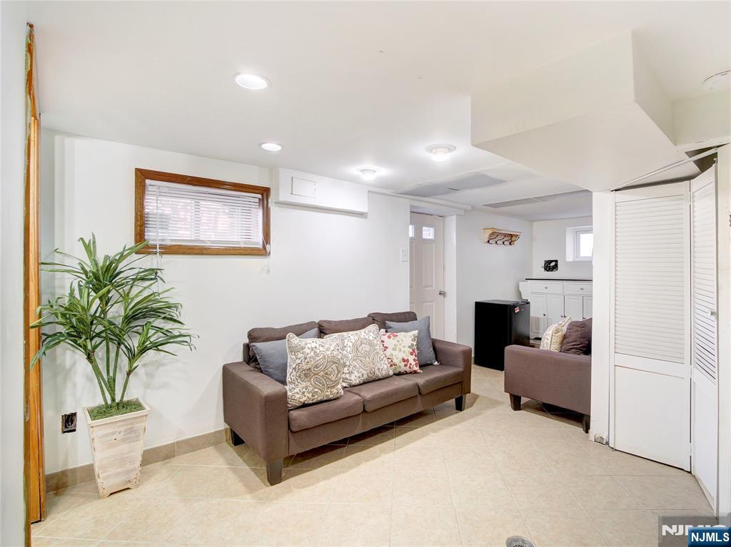 569 Monroe Place