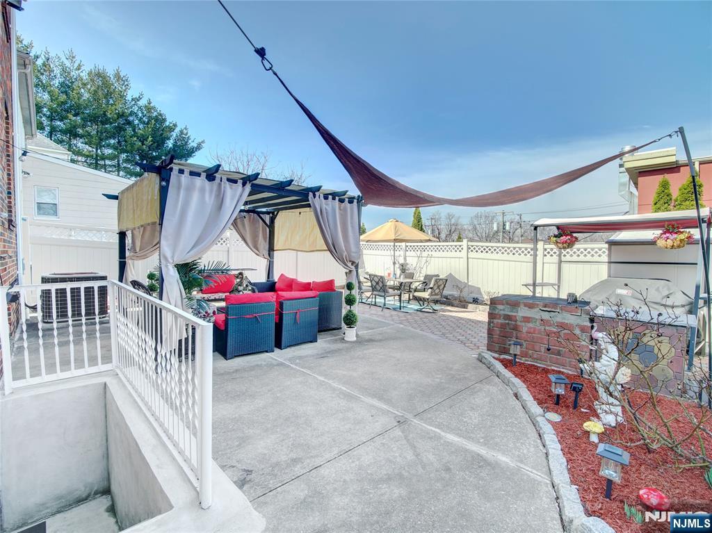 569 Monroe Place