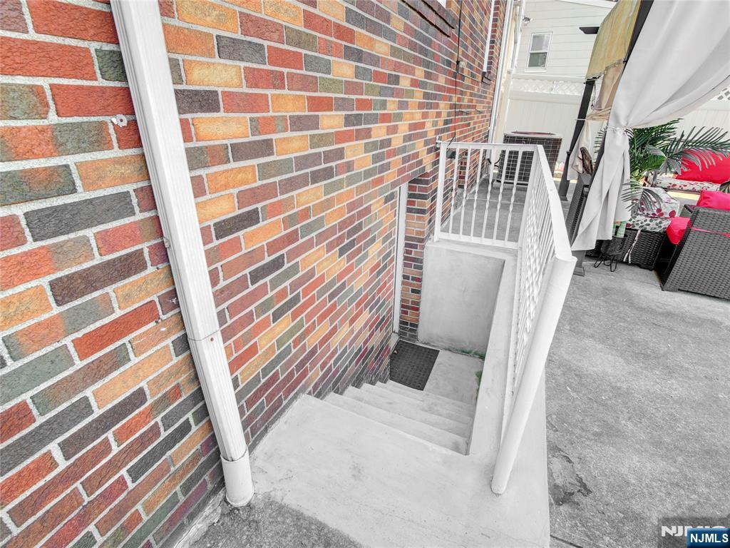 569 Monroe Place