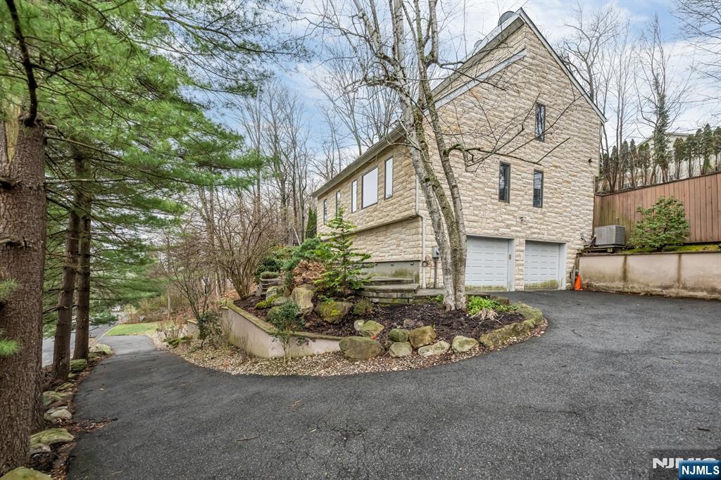 37 Berkshire Road, Woodcliff Lake, NJ, 07677