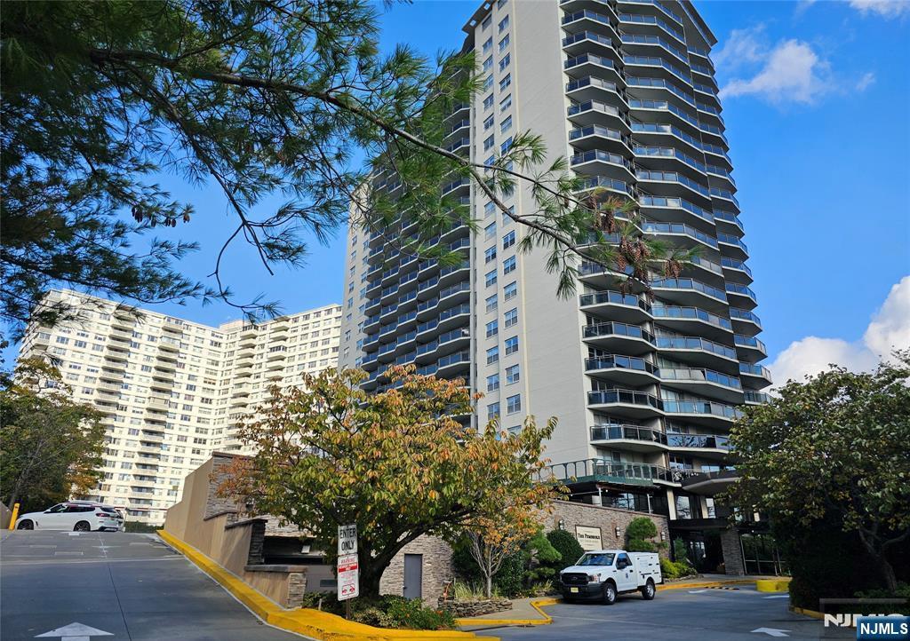 2077 Center Ave #22H, Fort Lee, NJ 07024