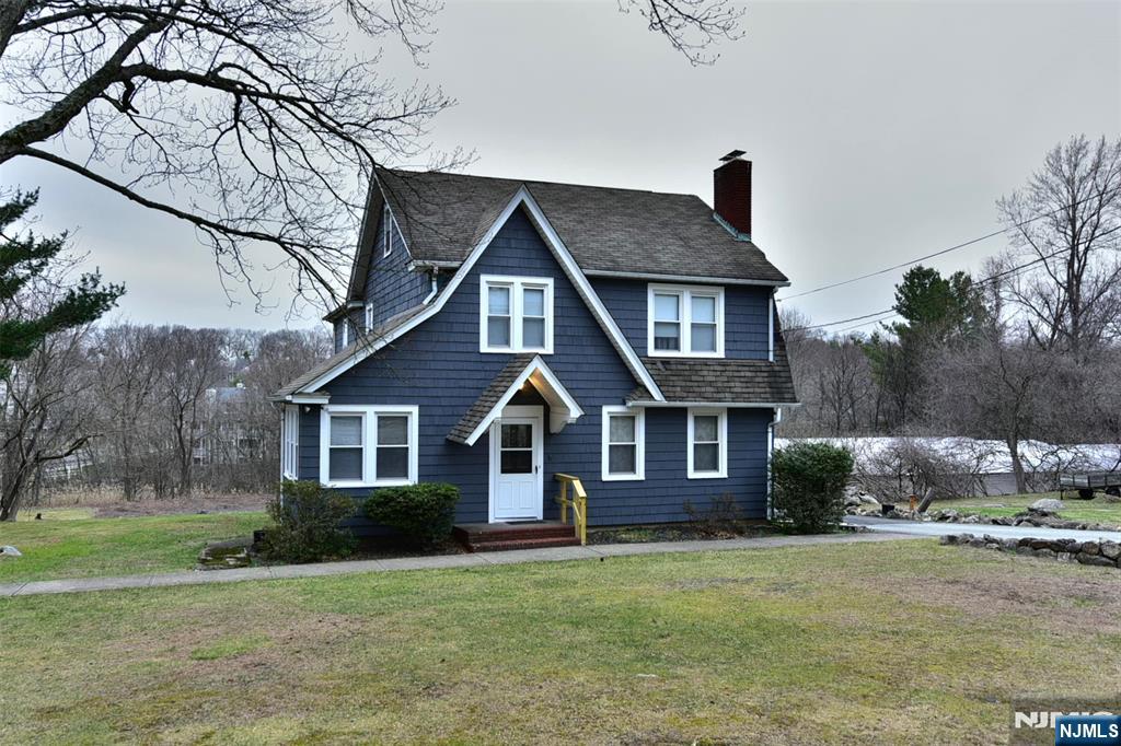 182 Airmont Avenue — photo 9