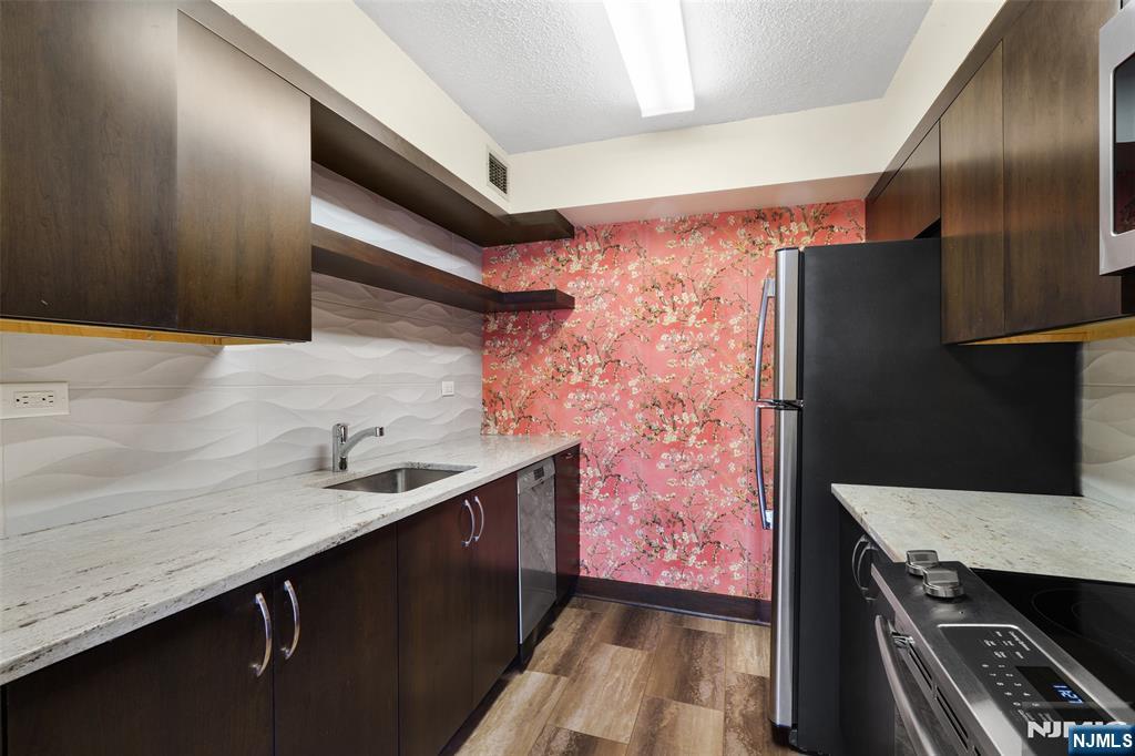 300 Main Street #811