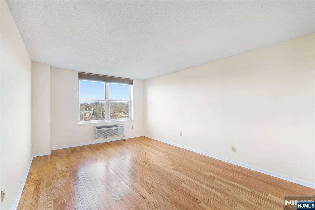 300 Main Street #811