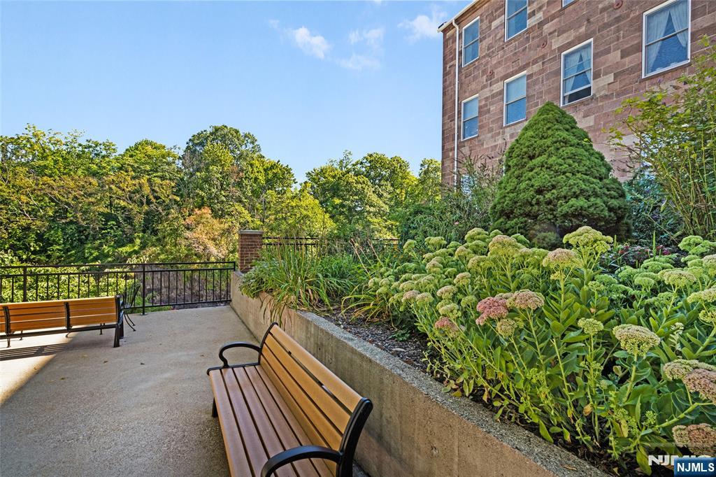 300 Main Street #811