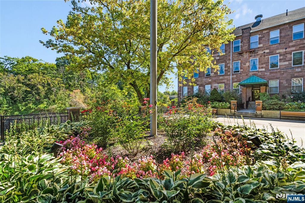 300 Main Street #811