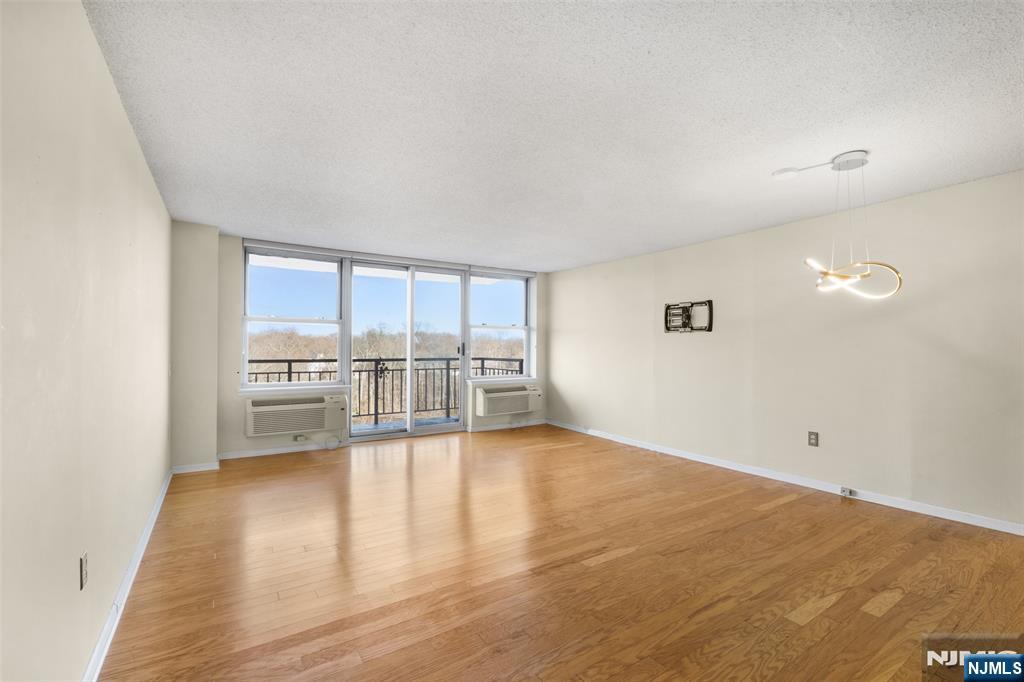 300 Main Street #811