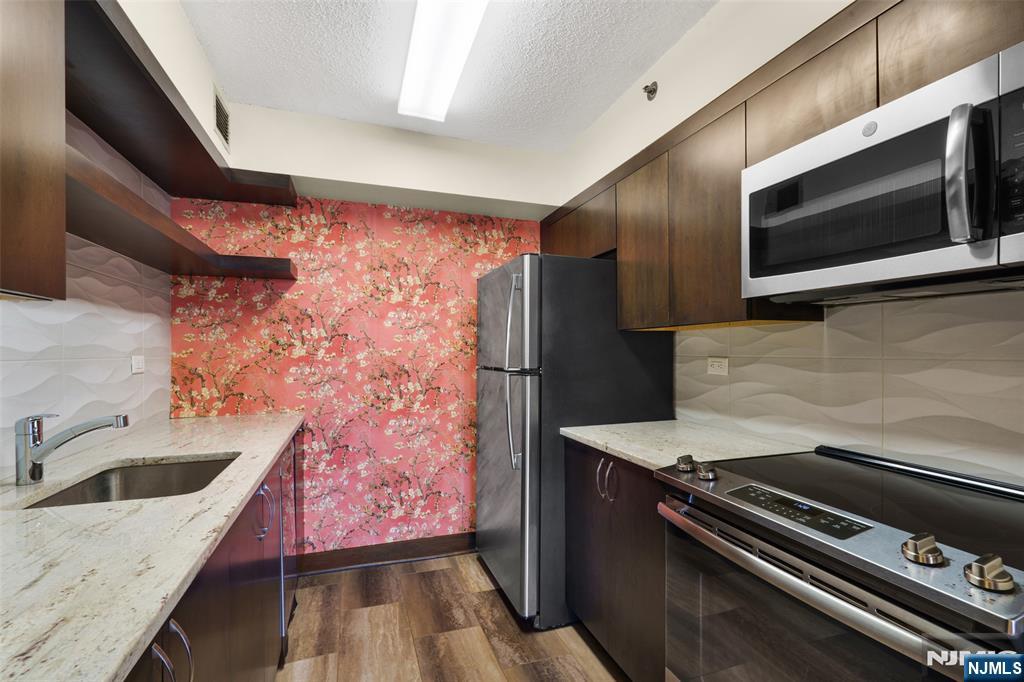 300 Main Street #811