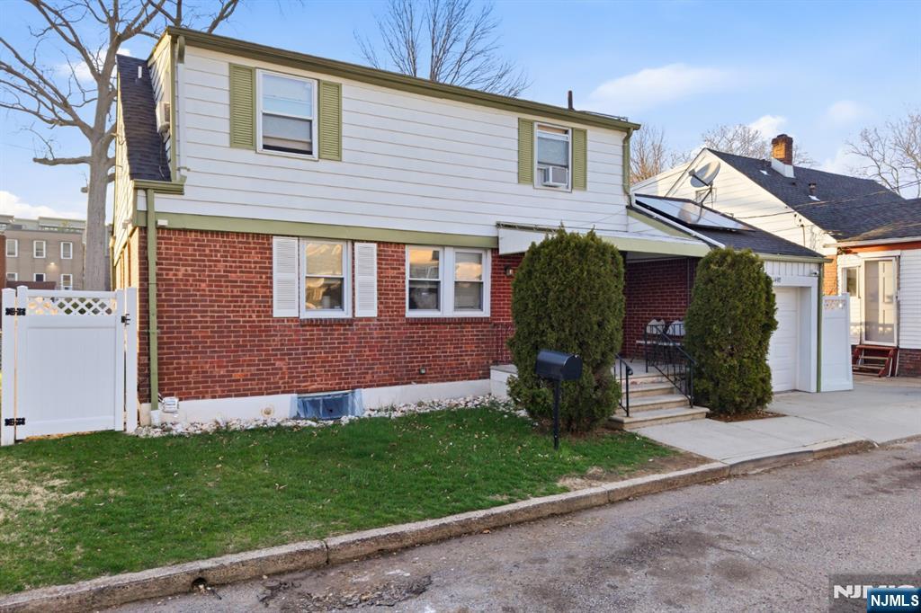 1490 Champlain Square - Photo 2