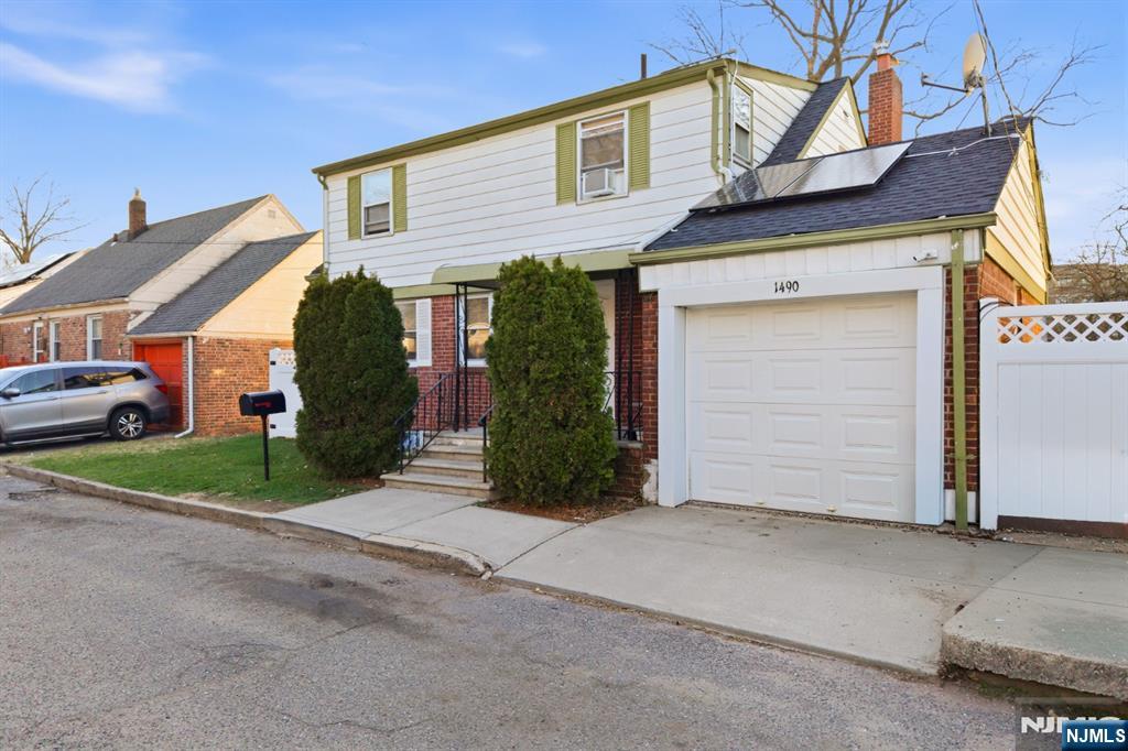 1490 Champlain Square