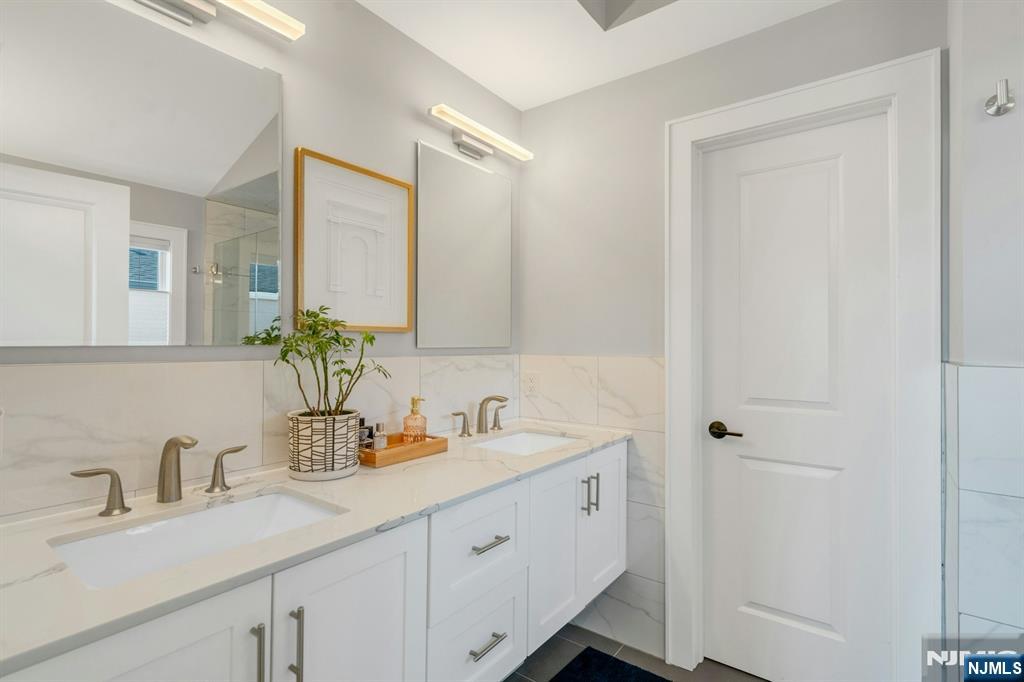 387 Lincoln Avenue #B — photo 25