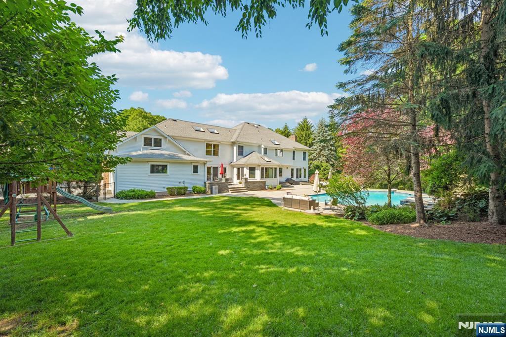 416 Devonshire Dr, Franklin Lakes, NJ 07417