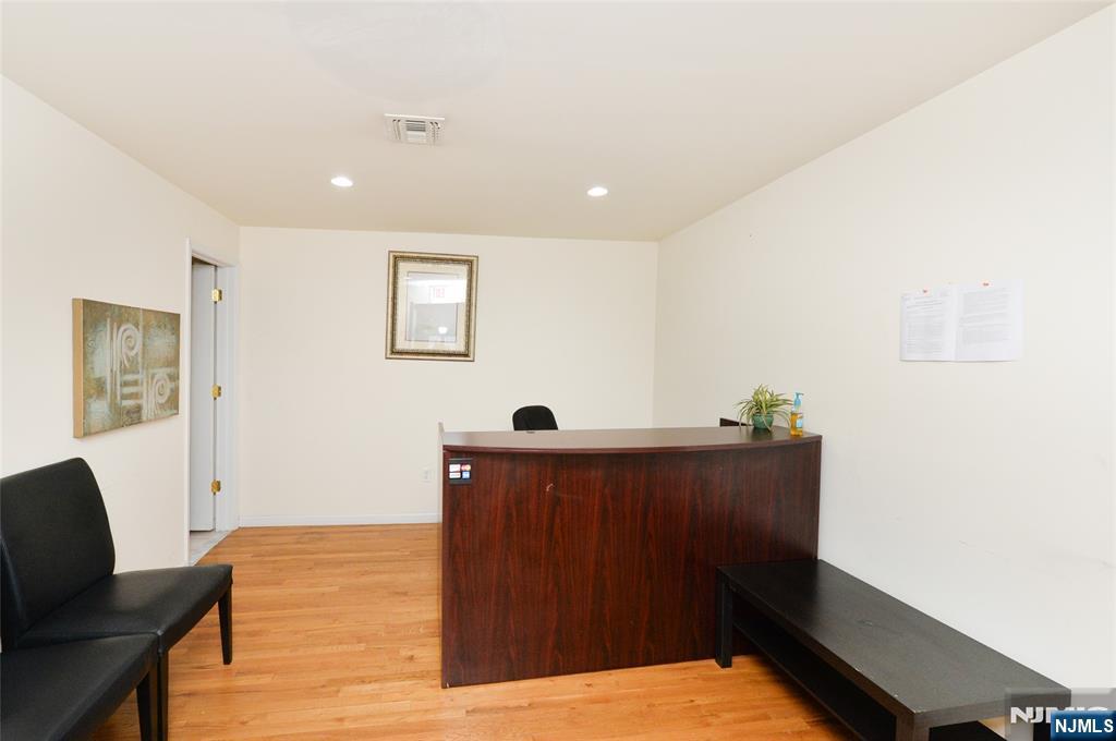 709 Newark Avenue - Photo 4