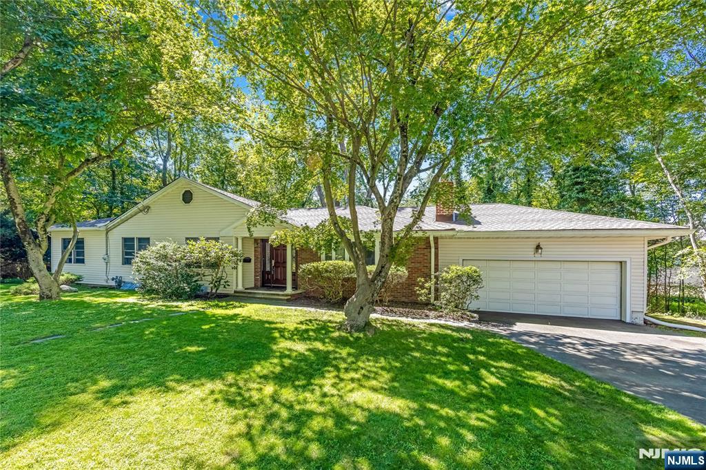 11 Sunset Rd, Demarest, NJ 07627