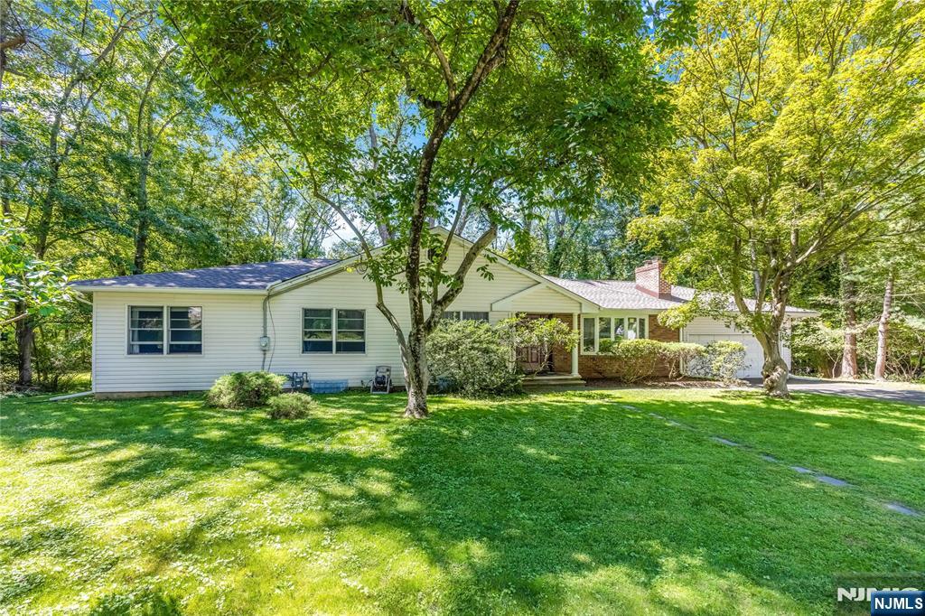 11 Sunset Rd, Demarest, NJ 07627