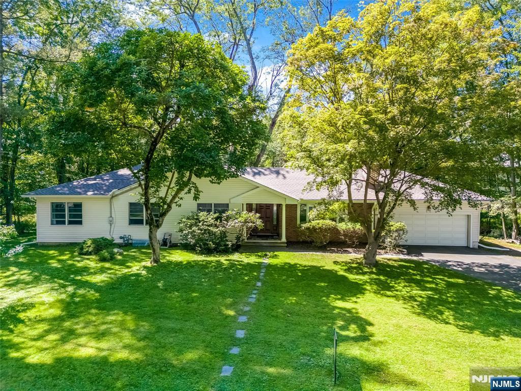 11 Sunset Rd, Demarest, NJ 07627