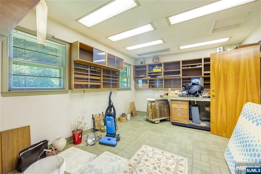 Large workshop in rear of garage