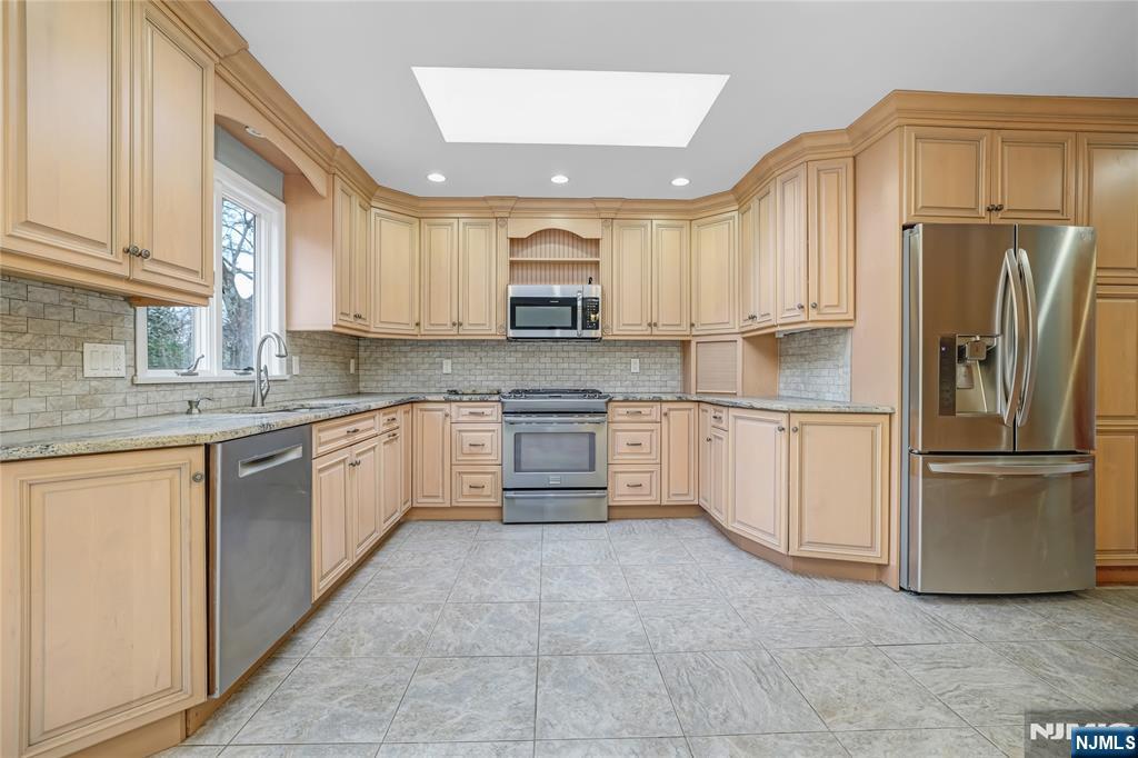 31 Collins Avenue, Closter, NJ, 07624