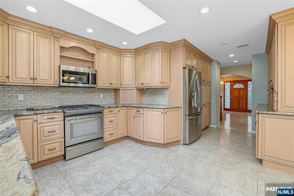 31 Collins Avenue, Closter, NJ, 07624