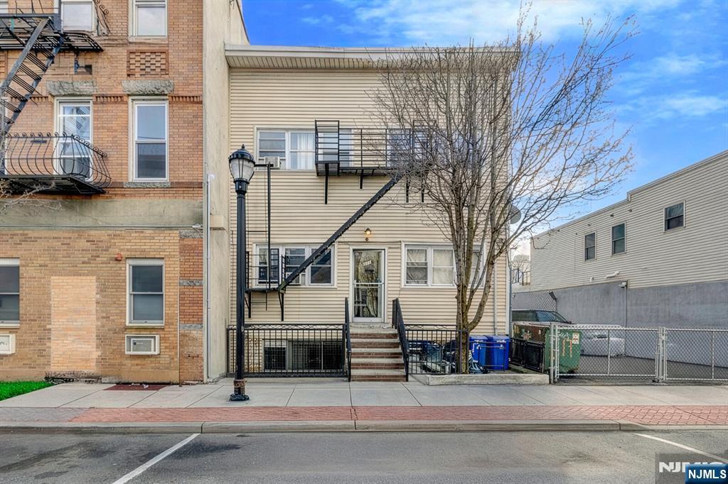 513 11th Street - Photo 2