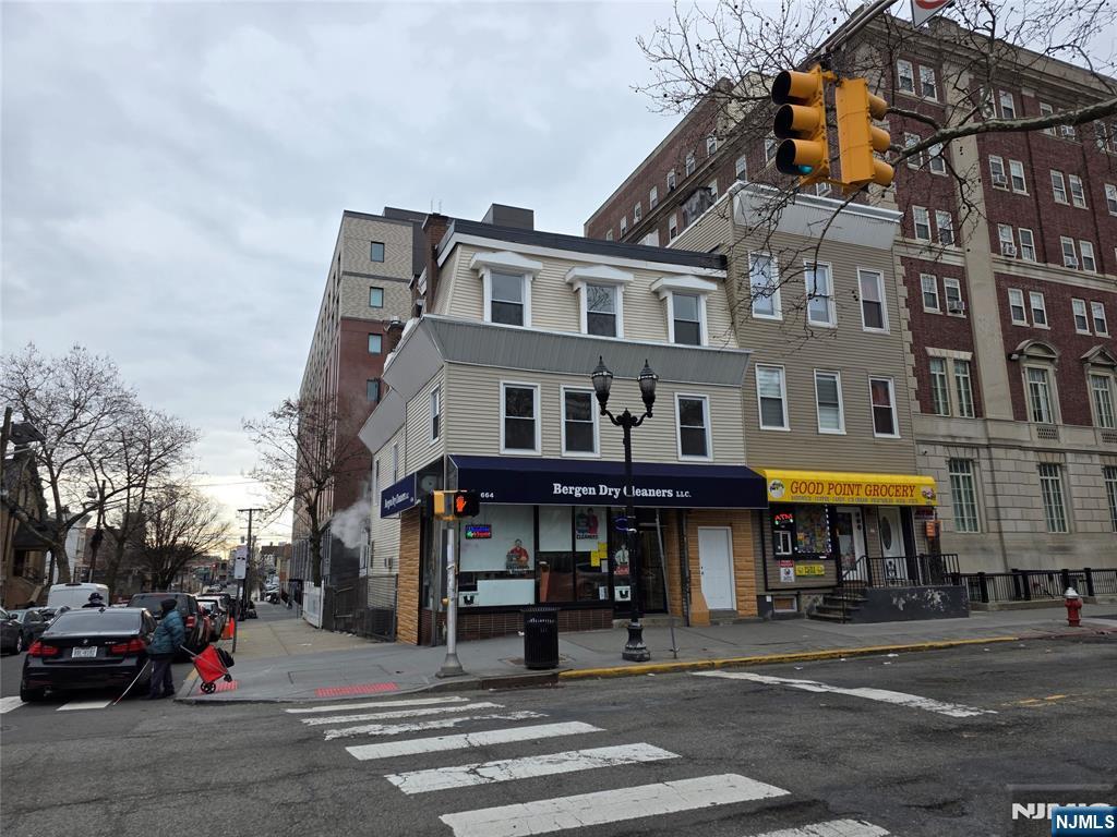 664 Bergen Avenue - Photo 2