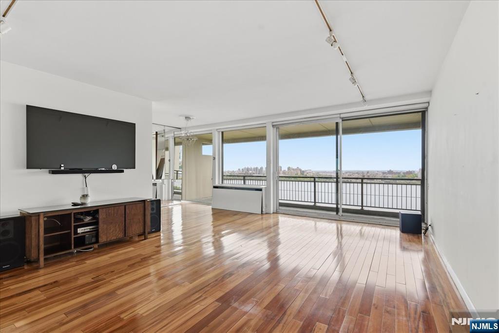 2 Horizon Rd #1214, Fort Lee, NJ 07024