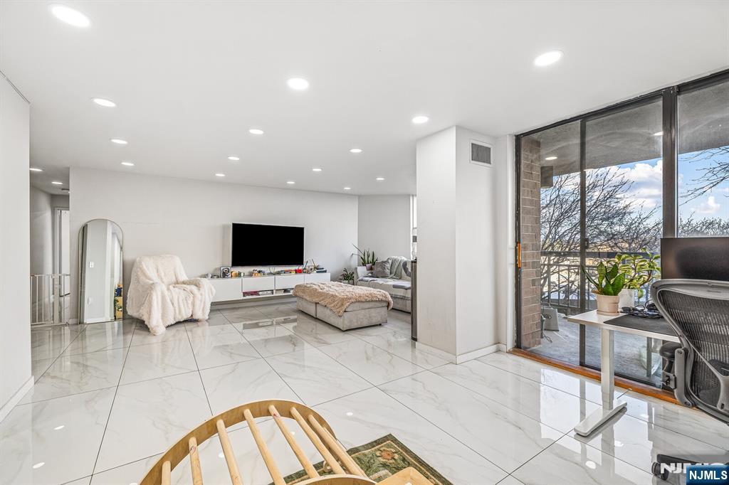 427 Harmon Cove Tower #427