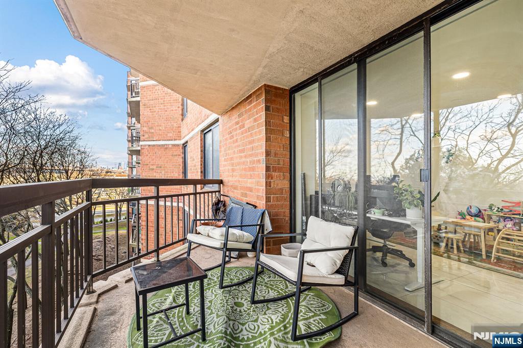 427 Harmon Cove Tower #427