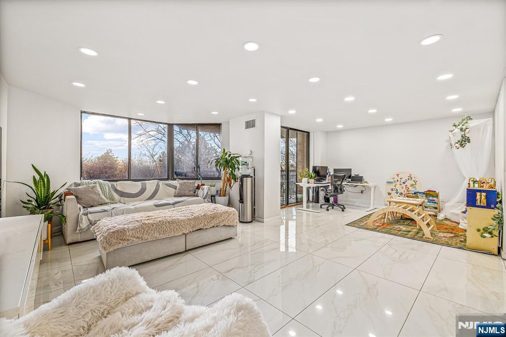 427 Harmon Cove Tower #427