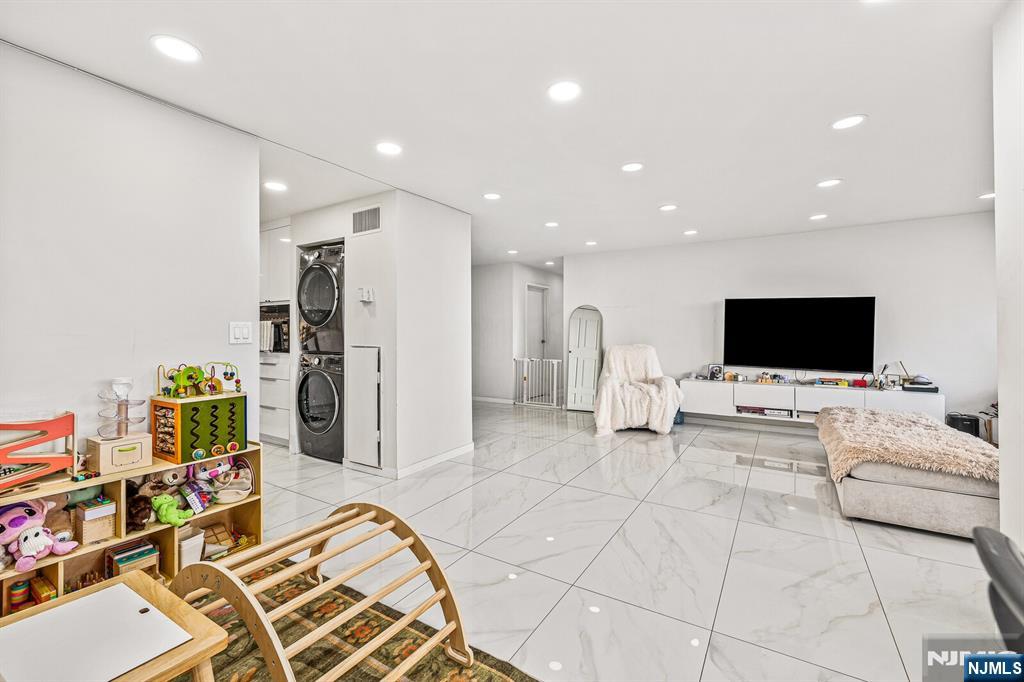 427 Harmon Cove Tower #427