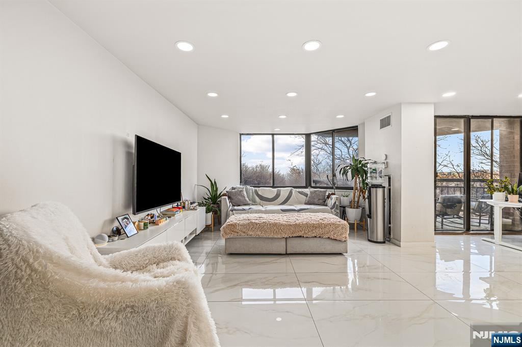 427 Harmon Cove Tower #427