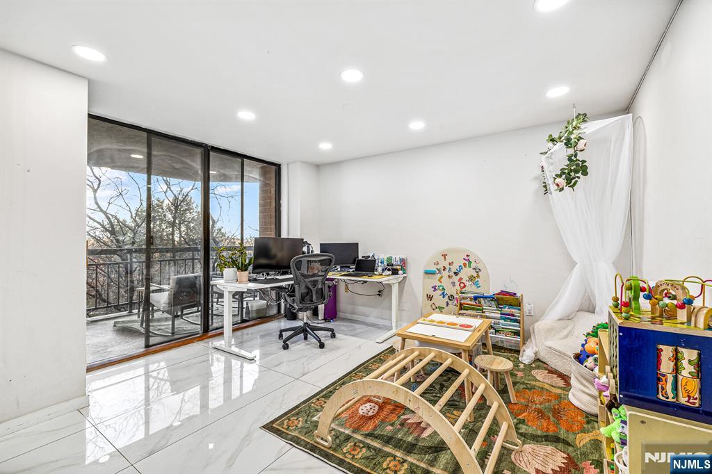 427 Harmon Cove Tower #427