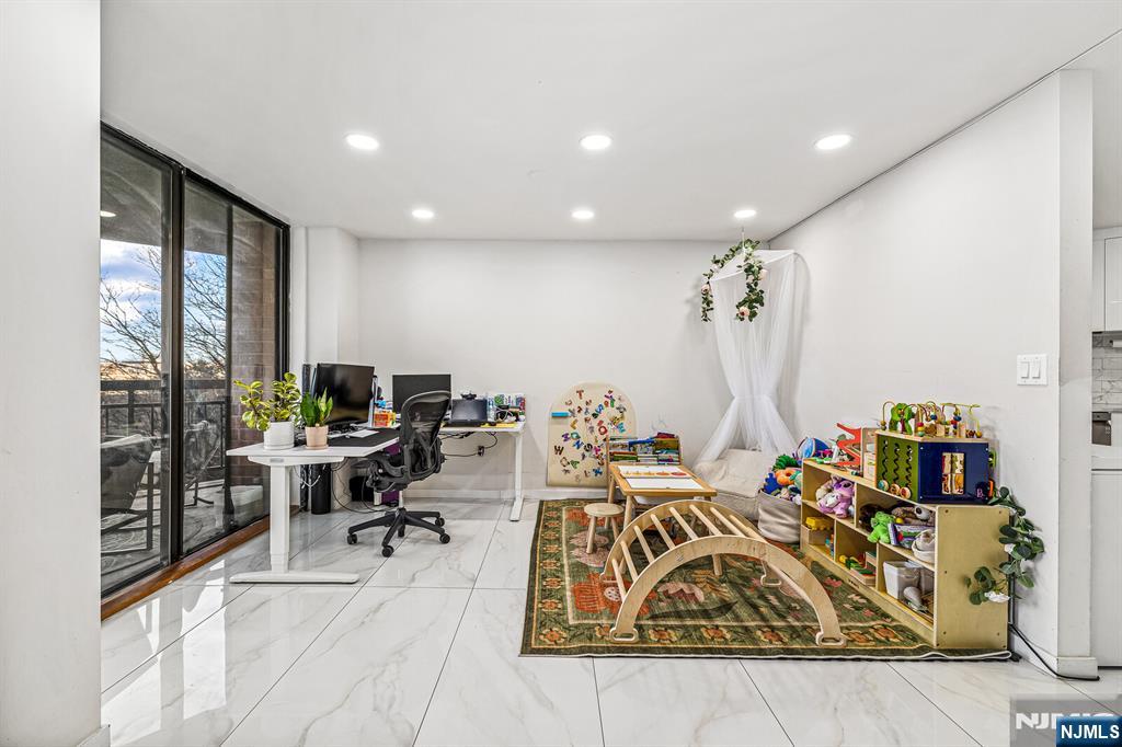 427 Harmon Cove Tower #427