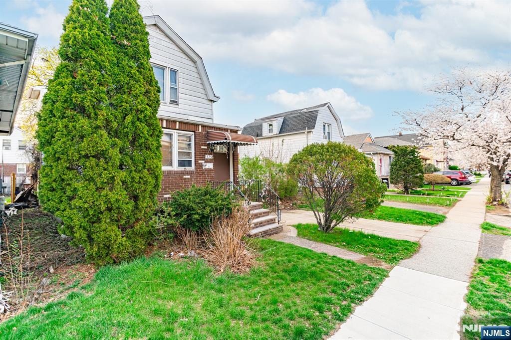 375 Westervelt Place - Photo 2