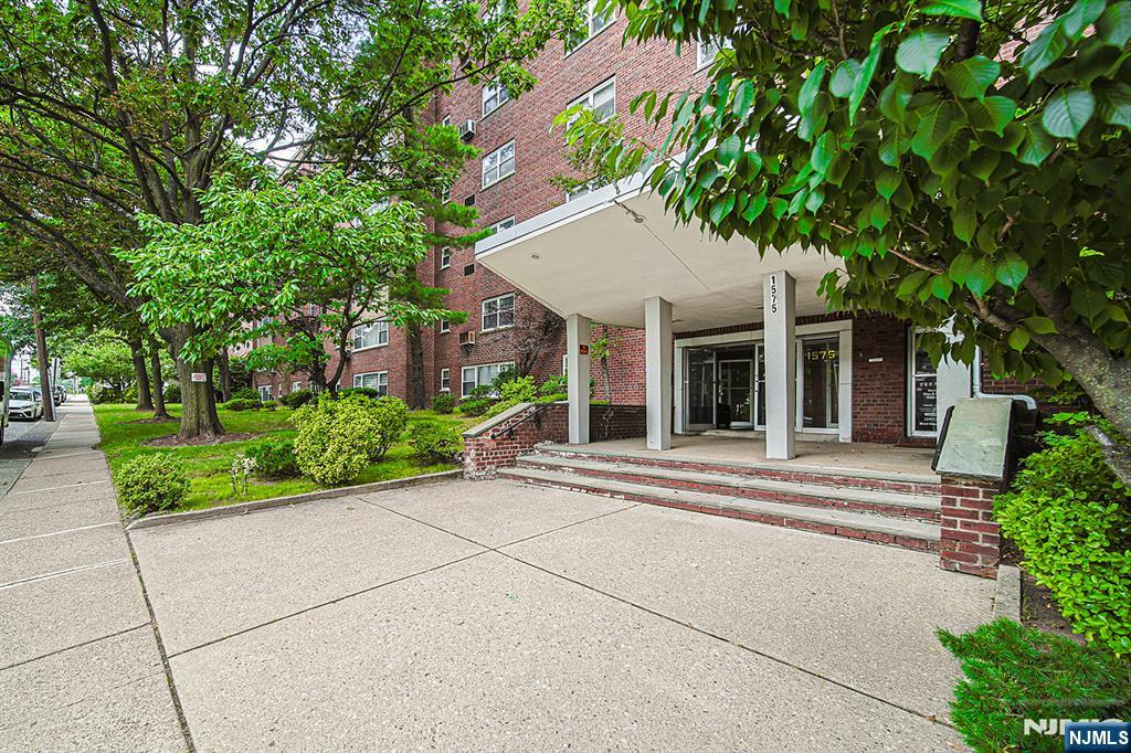 1575 Center Ave #3F, Fort Lee, NJ 07024