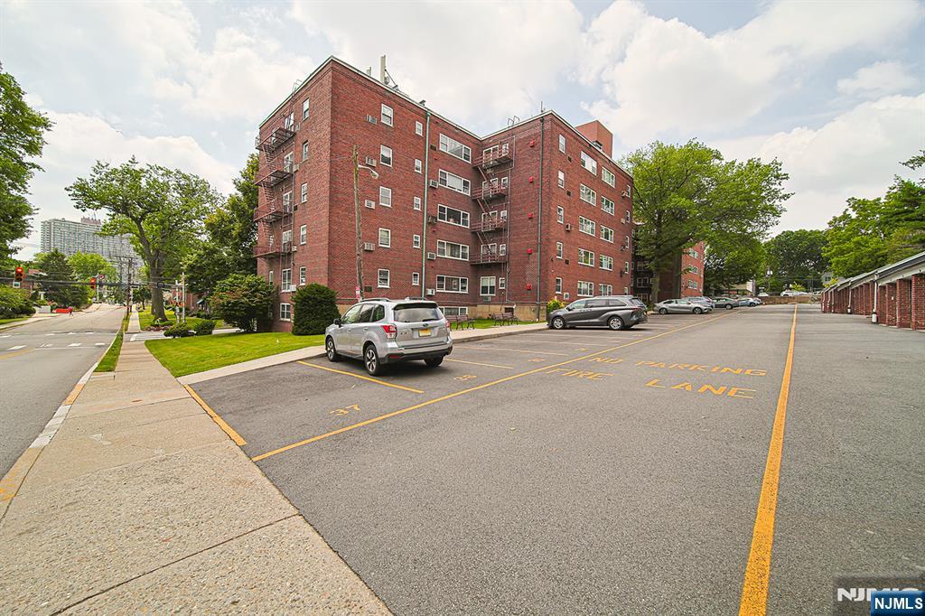 1575 Center Ave #3F, Fort Lee, NJ 07024