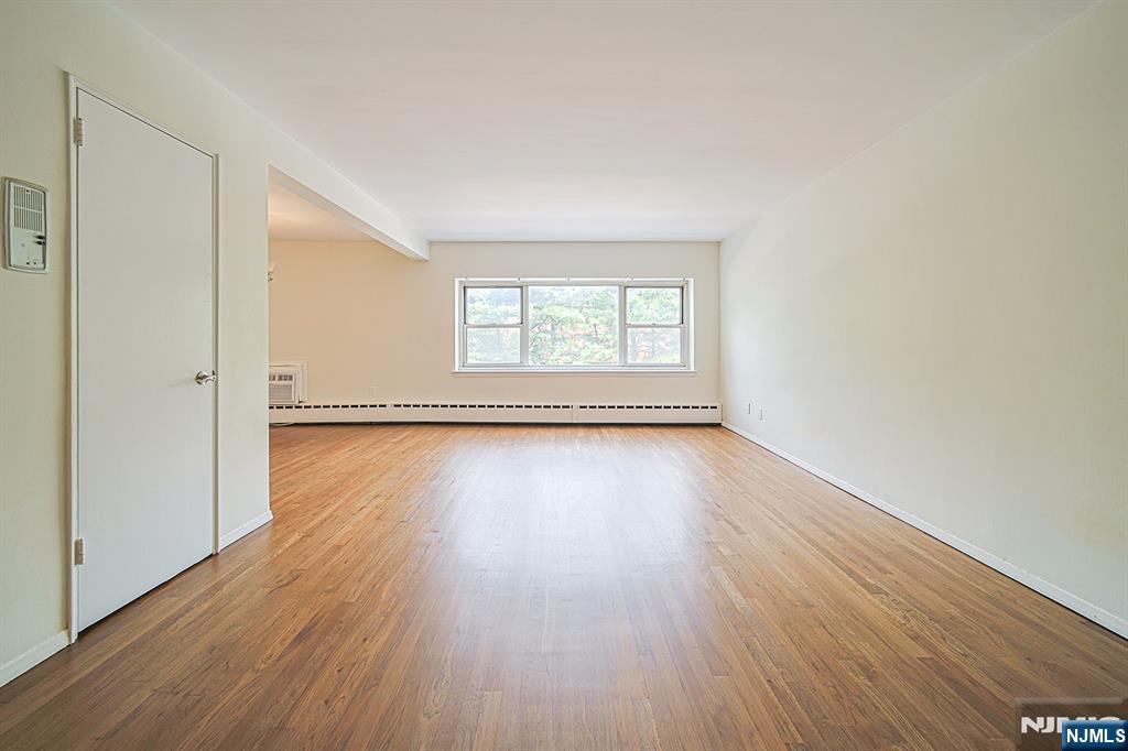 1575 Center Ave #3F, Fort Lee, NJ 07024