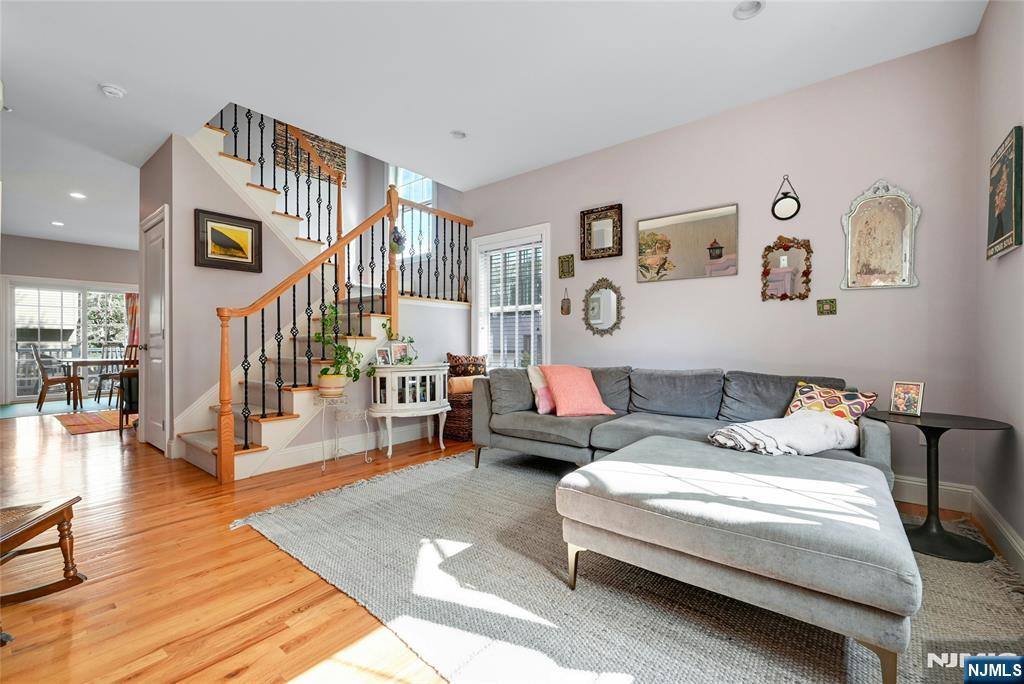 921 Broadway - Photo 2