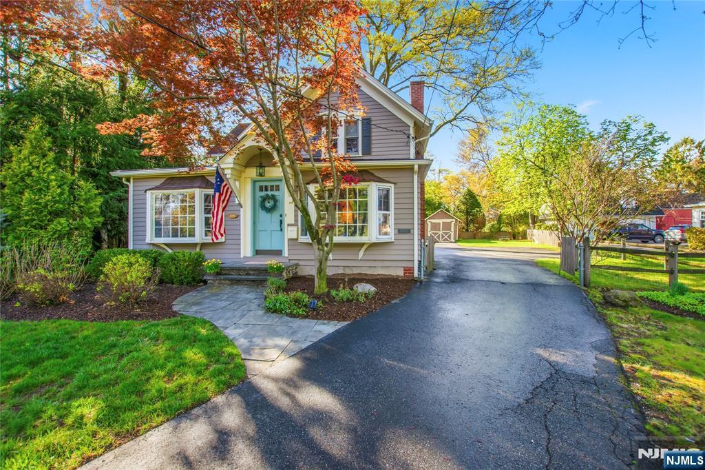 454 Maple Avenue - Photo 3