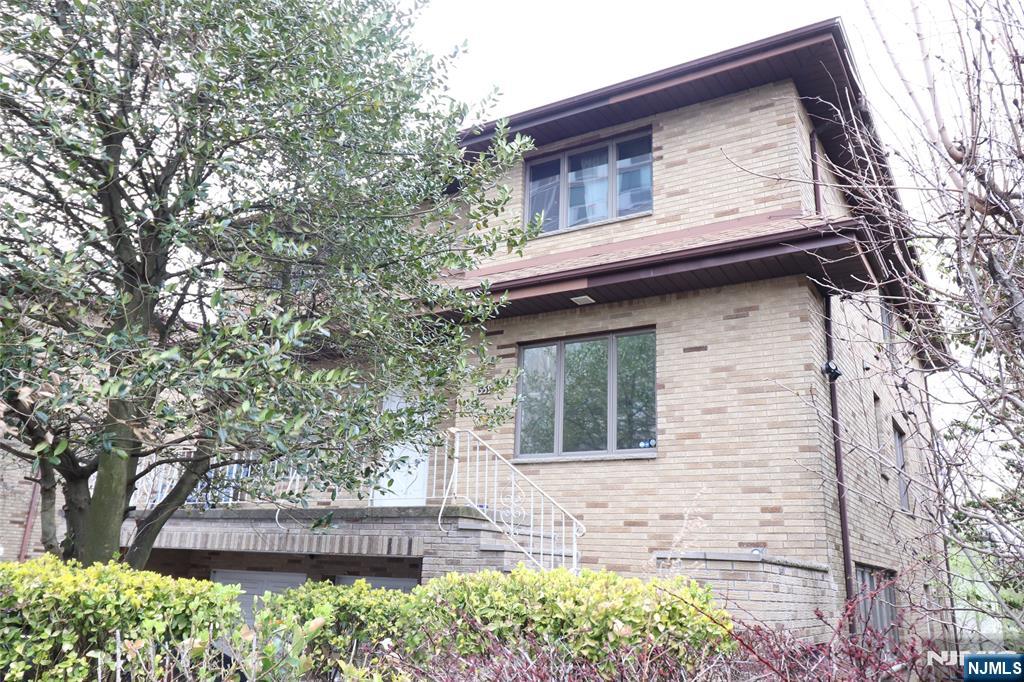 1359 15th St, Fort Lee, NJ 07024