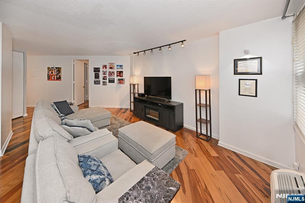 7004 Boulevard East #1B