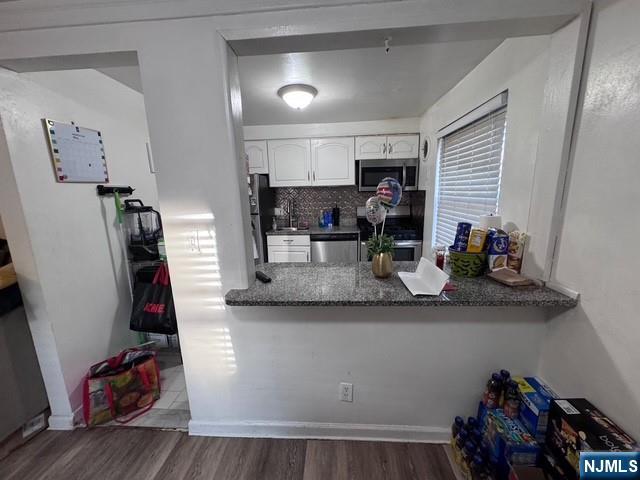 KITCHEN WITH CENTER ISLE