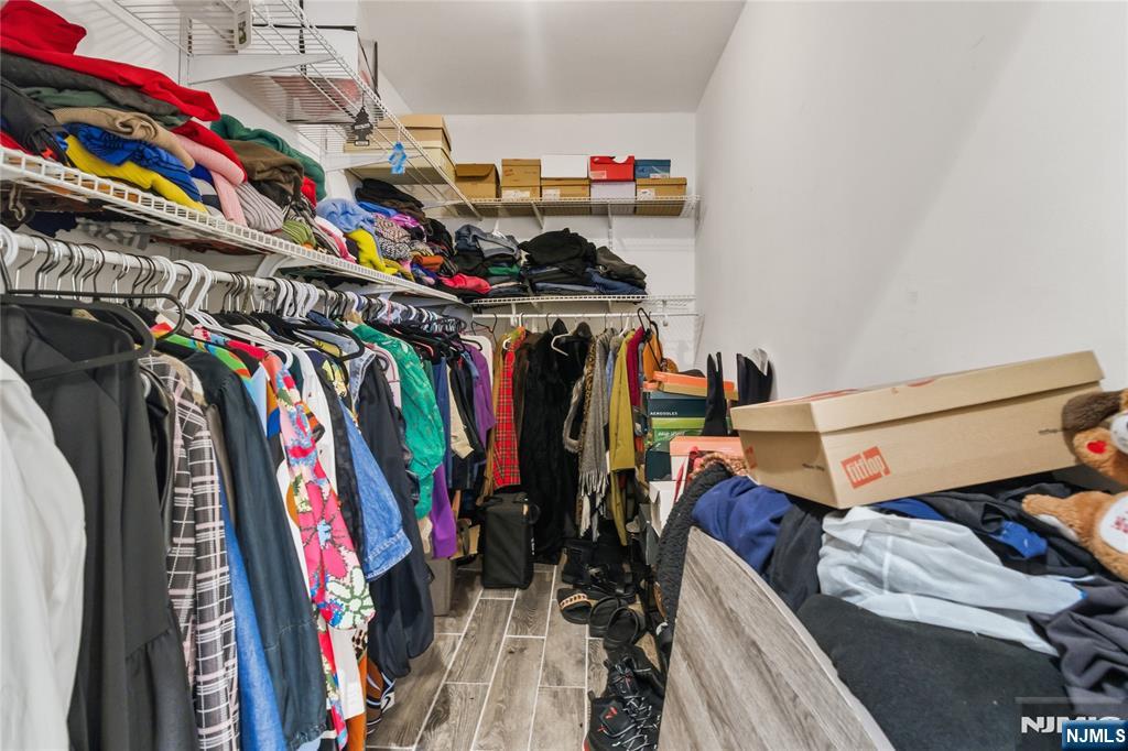 Primary bedroom Walk in closet