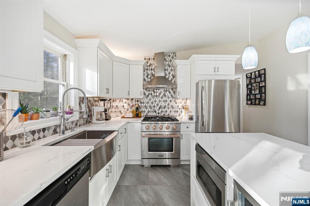 Kitchen with quartz counter tops